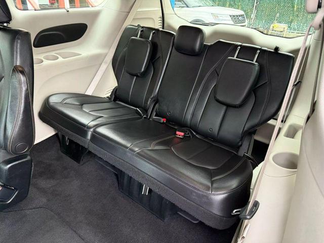 Photo of 2018 Brilliant Black Crystal Pearlcoat Chrysler Pacifica