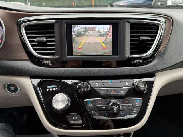 Photo of 2018 Brilliant Black Crystal Pearlcoat Chrysler Pacifica