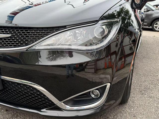 Photo of 2018 Brilliant Black Crystal Pearlcoat Chrysler Pacifica
