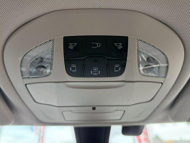 Photo of 2018 Brilliant Black Crystal Pearlcoat Chrysler Pacifica