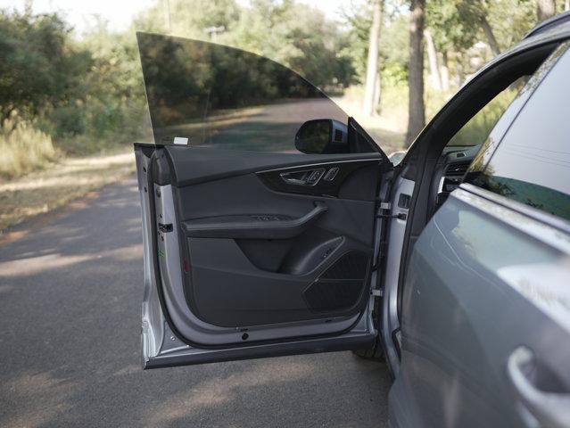 Photo of 2022 Florett Silver Metallic Audi Q8