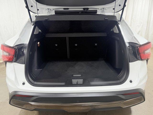 Photo of 2025 Summit White Chevrolet Trax