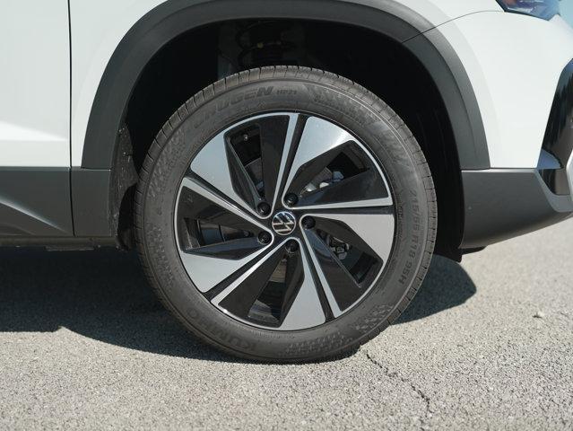Photo of 2025 Pure White Volkswagen Taos