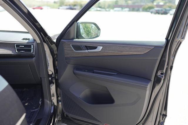 Photo of 2025 Deep Black Pearl Effect Volkswagen Atlas