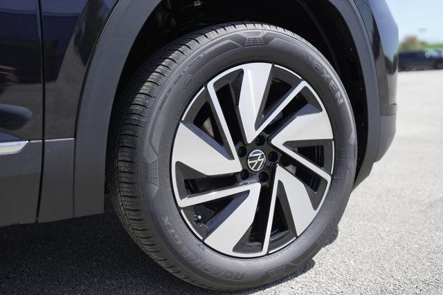 Photo of 2025 Deep Black Pearl Effect Volkswagen Atlas