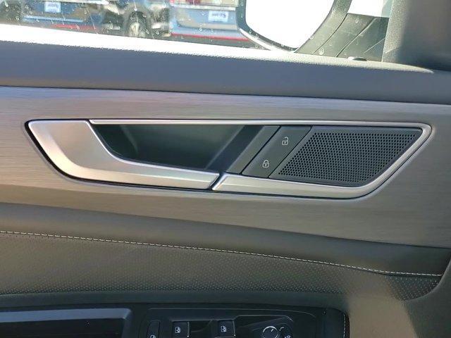Photo of 2025 Pure White Volkswagen Atlas Cross Sport