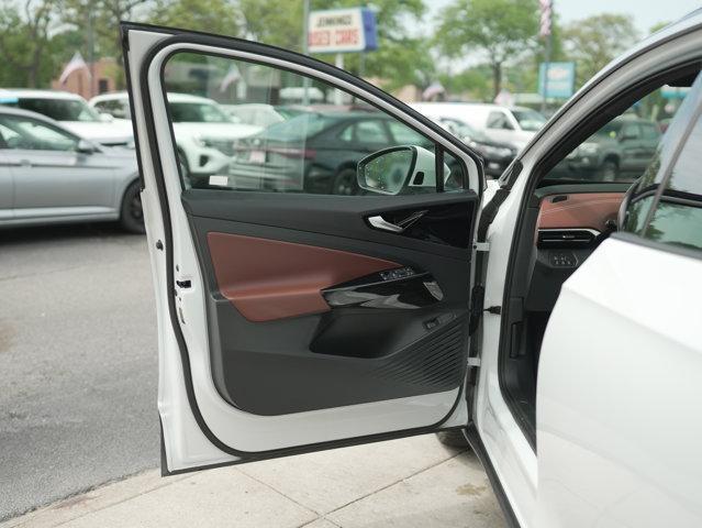 Photo of 2021 Glacier White Volkswagen ID.4