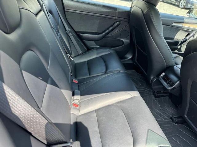 Photo of 2022 black Tesla Model 3
