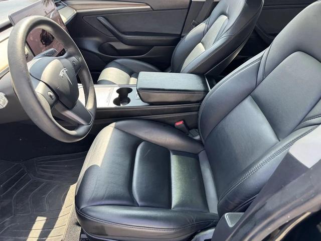 Photo of 2022 black Tesla Model 3