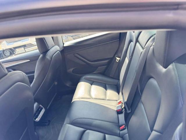 Photo of 2022 black Tesla Model 3