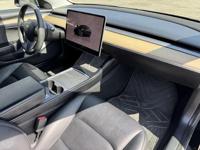 Photo of 2022 black Tesla Model 3