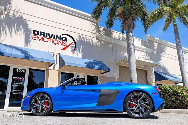 Photo of 2023 Ara Blue Crystal Effect Audi R8