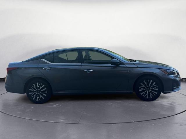 Photo of 2024 Gun Metallic Nissan Altima