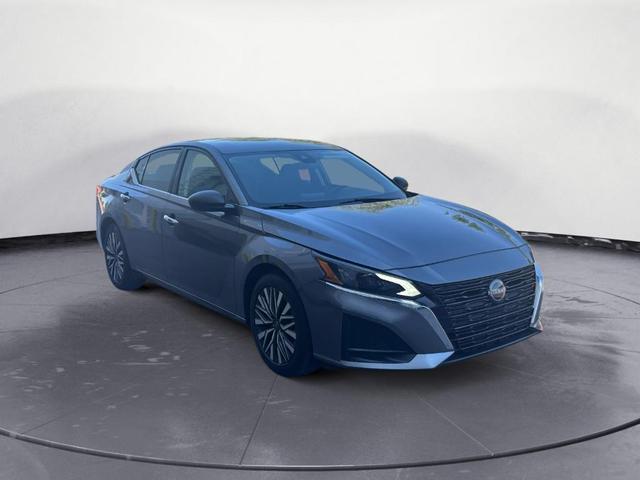Photo of 2024 Gun Metallic Nissan Altima