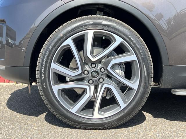 Photo of 2025 Charente Grey Premium Metallic Land Rover Discovery