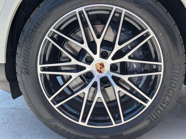 Photo of 2025 White Porsche Cayenne