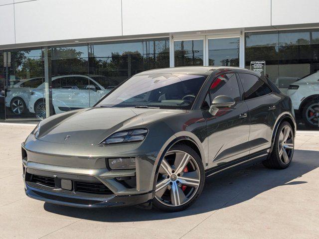 Photo of 2024 Aventurine Green Metallic Porsche Macan