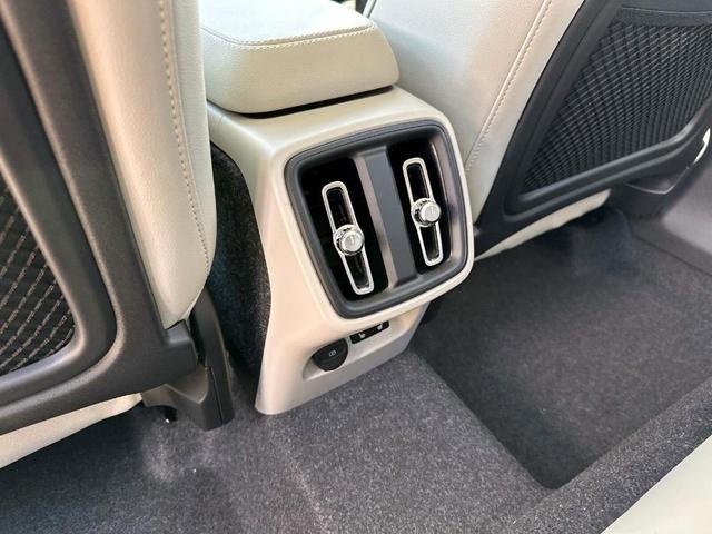 Photo of 2025 Crystal White Pearl Volvo XC40
