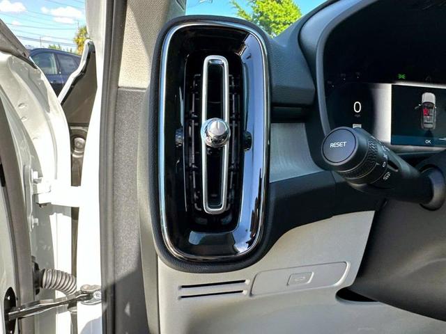 Photo of 2025 Crystal White Pearl Volvo XC40