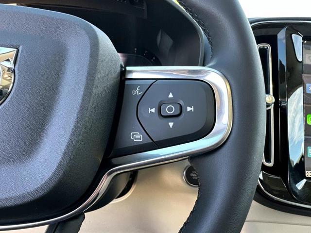 Photo of 2025 Crystal White Pearl Volvo XC40