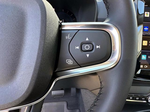 Photo of 2025 Crystal White Pearl Volvo XC40