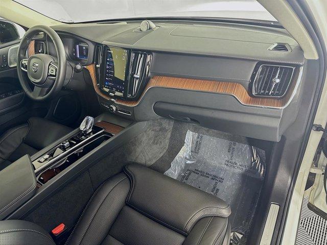 Photo of 2024 Crystal White Metallic Volvo XC60