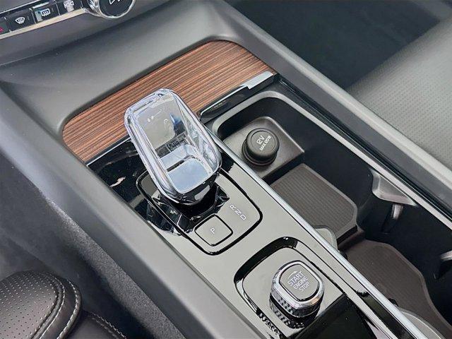 Photo of 2024 Crystal White Metallic Volvo XC60