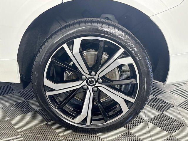 Photo of 2024 Crystal White Metallic Volvo XC60