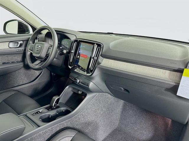 Photo of 2025 Onyx Black Volvo XC40