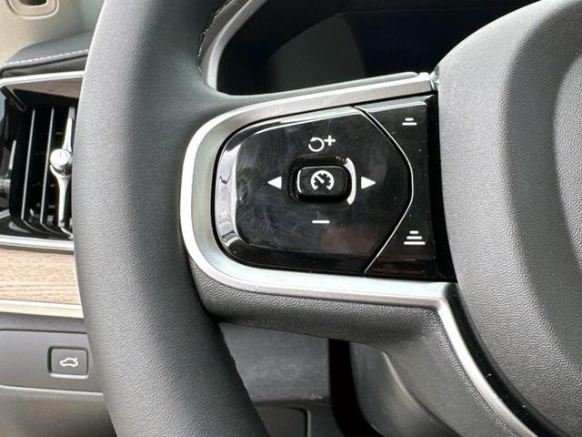 Photo of 2025 Crystal White Pearl Volvo XC90