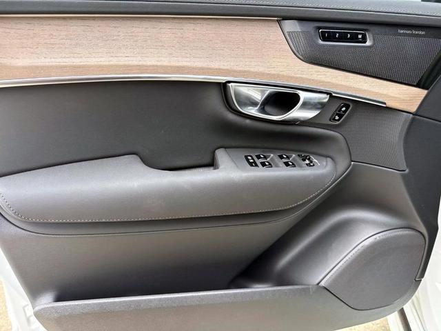 Photo of 2025 Crystal White Pearl Volvo XC90