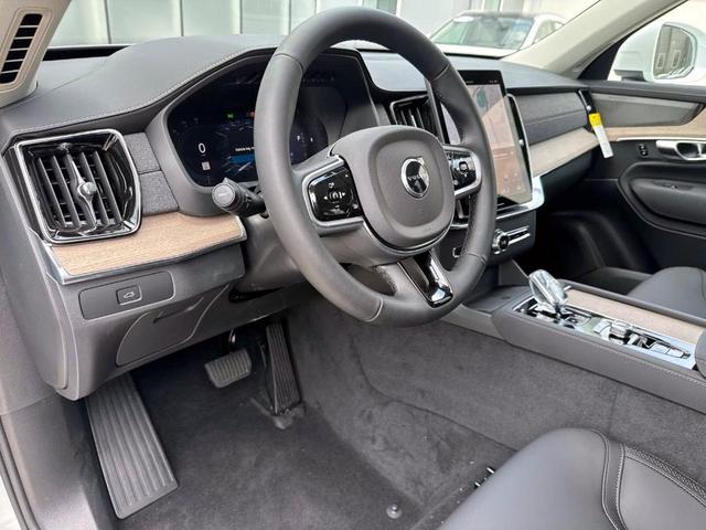 Photo of 2025 Crystal White Pearl Volvo XC90
