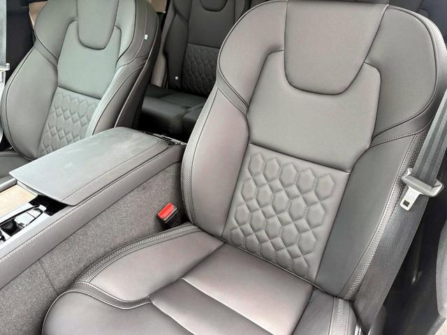 Photo of 2025 Crystal White Pearl Volvo XC90