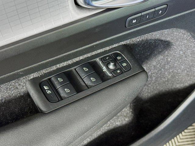 Photo of 2021 Onyx Black Metallic Volvo XC40