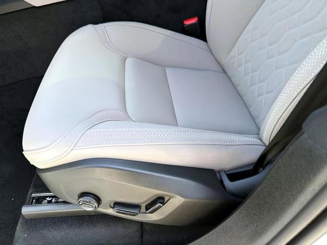 Photo of 2025 Crystal White Pearl Volvo XC90