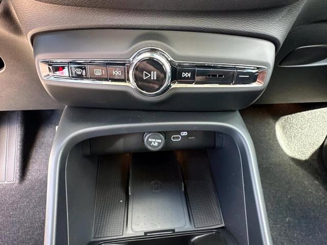 Photo of 2025 Crystal White Pearl Volvo XC40