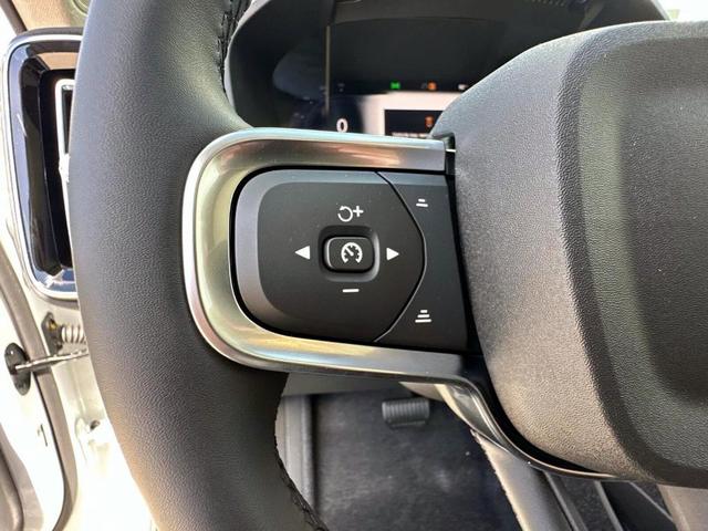 Photo of 2025 Crystal White Pearl Volvo XC40