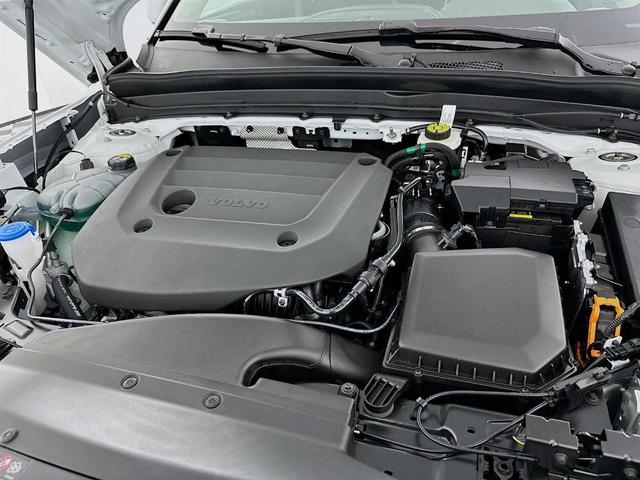 Photo of 2025 Crystal White Pearl Volvo XC40
