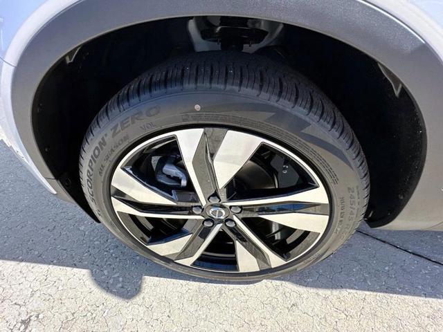 Photo of 2025 Crystal White Pearl Volvo XC40