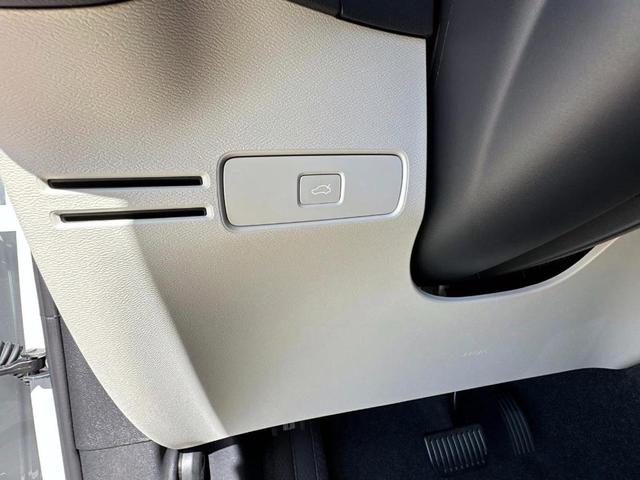 Photo of 2025 Crystal White Pearl Volvo XC40