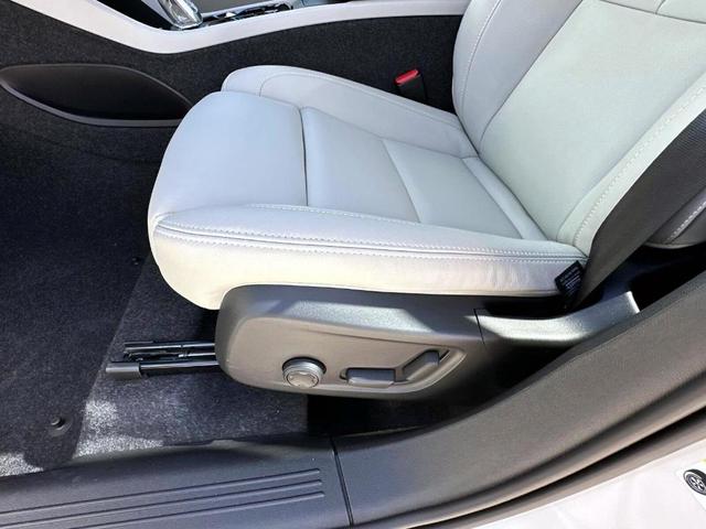 Photo of 2025 Crystal White Pearl Volvo XC40