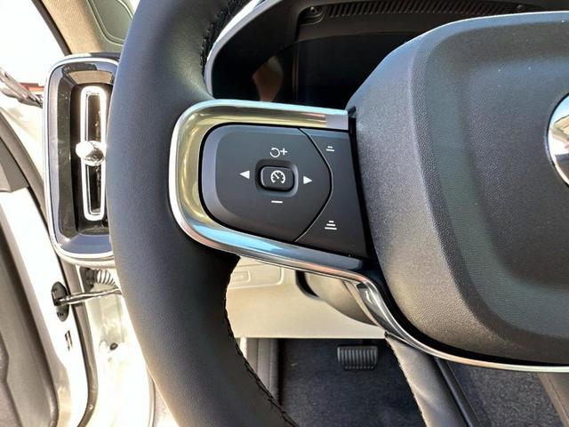 Photo of 2025 Crystal White Pearl Volvo XC40