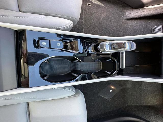 Photo of 2025 Crystal White Pearl Volvo XC40