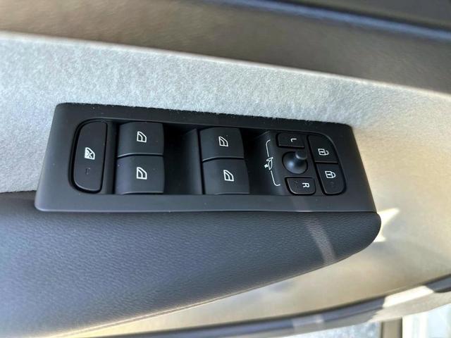 Photo of 2025 Crystal White Pearl Volvo XC40