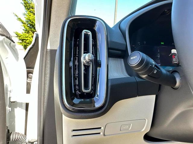 Photo of 2025 Crystal White Pearl Volvo XC40