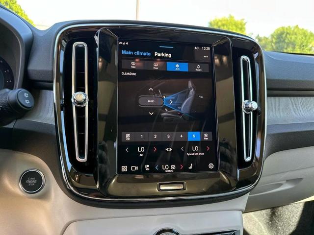 Photo of 2025 Crystal White Pearl Volvo XC40
