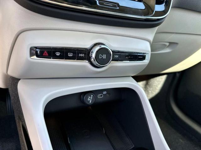 Photo of 2025 Crystal White Pearl Volvo XC40