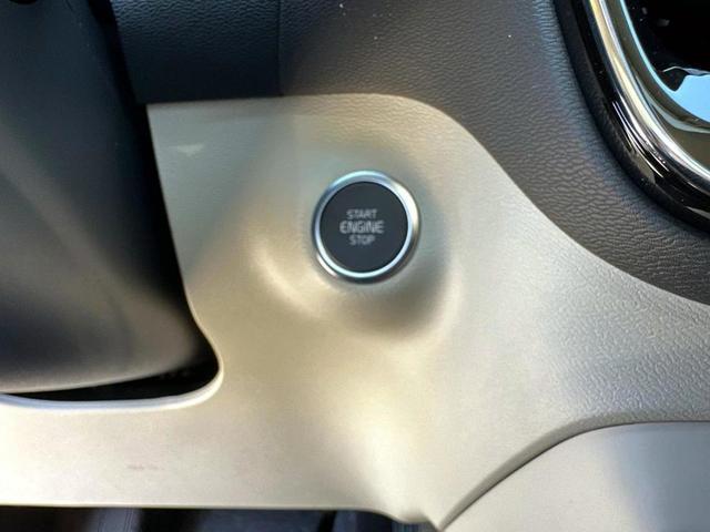 Photo of 2025 Crystal White Pearl Volvo XC40