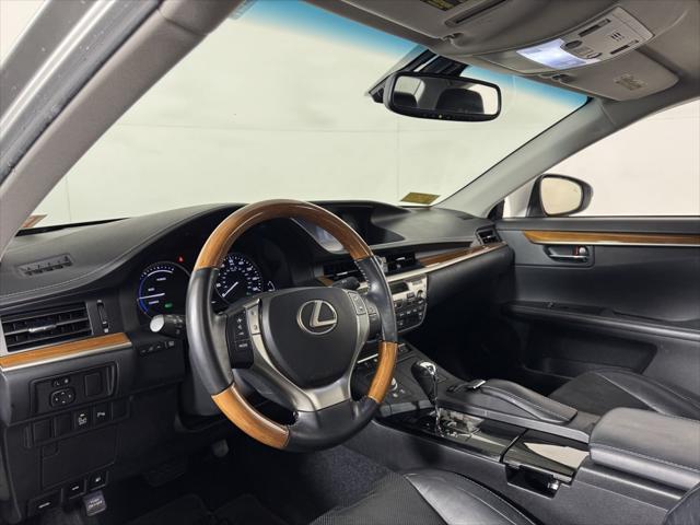 Photo of 2014 Silver Lining Metallic Lexus ES 300h