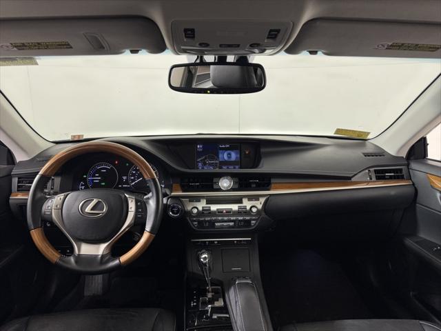 Photo of 2014 Silver Lining Metallic Lexus ES 300h